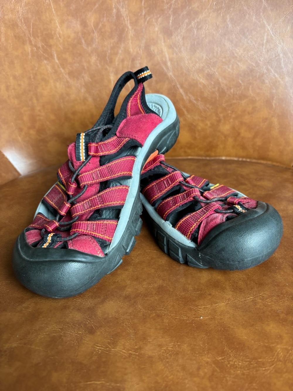 KEEN Newport H2 Outdoor Hiking Sport Water Sandals Red Black Closed Toe US 6 - Picture 2 of 6